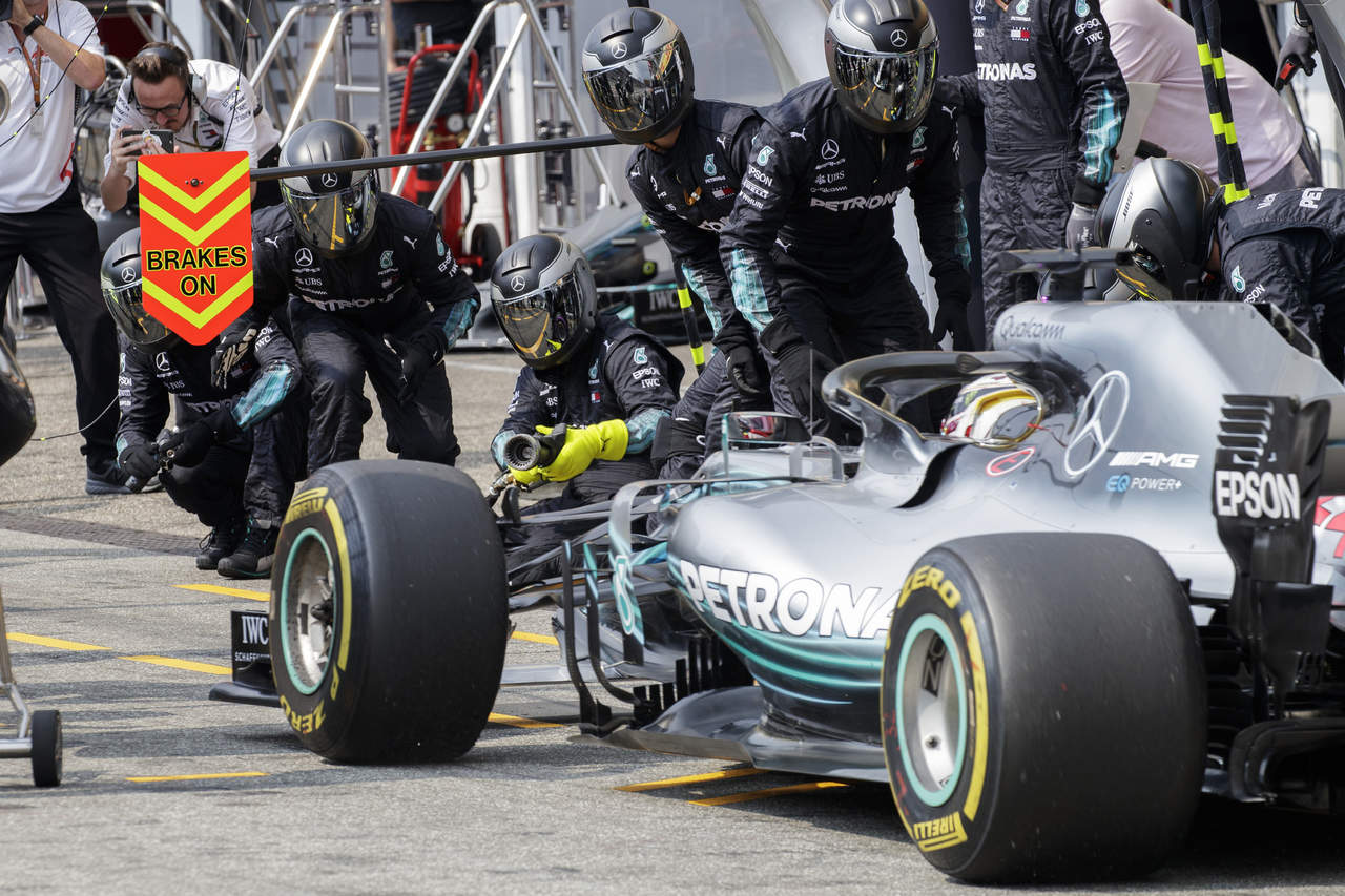 El Mercedes con que Lewis Hamilton ganó el GP Alemán de F1 hace una parada en los pits en el Hockenheimring de Hockenheim. (AP)