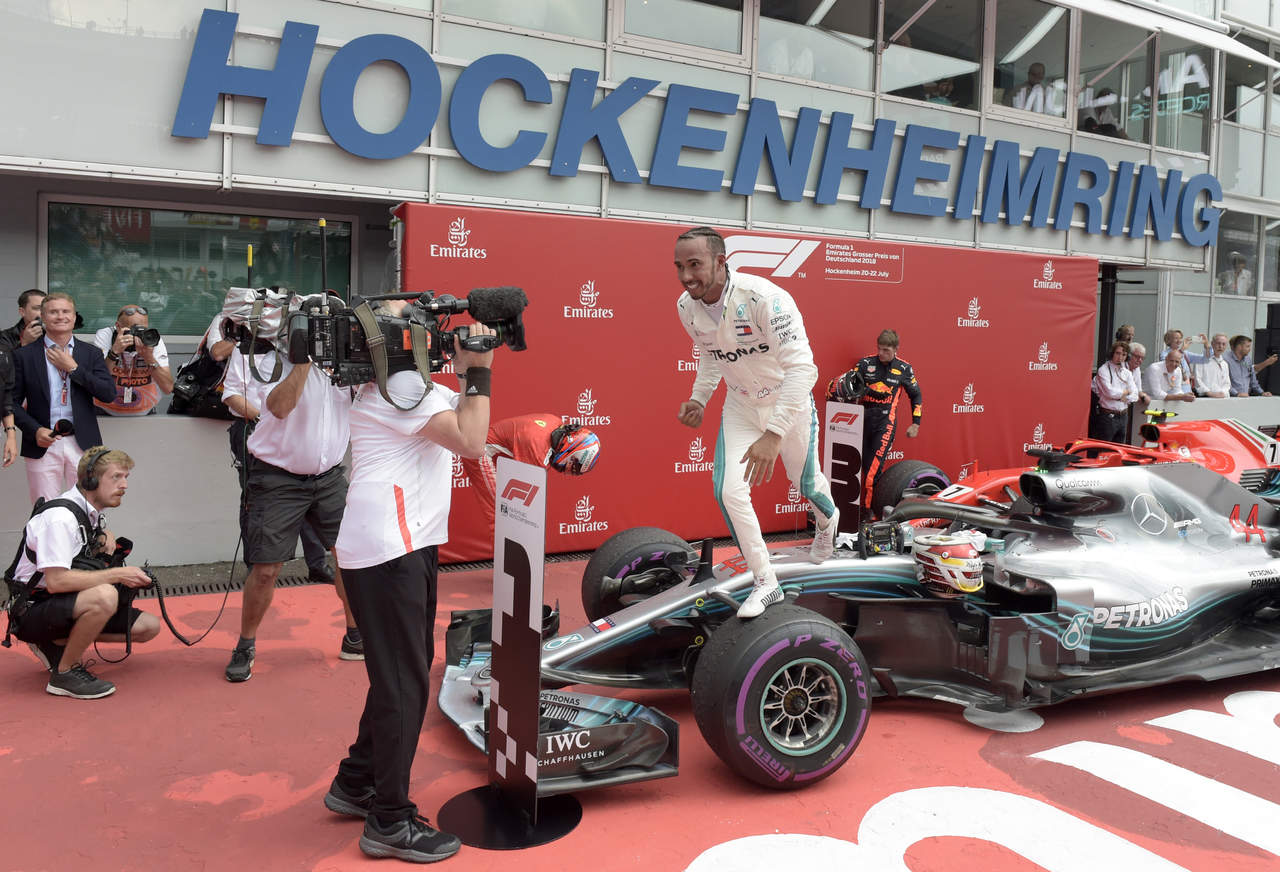 El británico no ocultó su alegría al ganar en Alemania y subir de nuevo a la primera posición en el campeonato de pilotos de la Fórmula Uno.