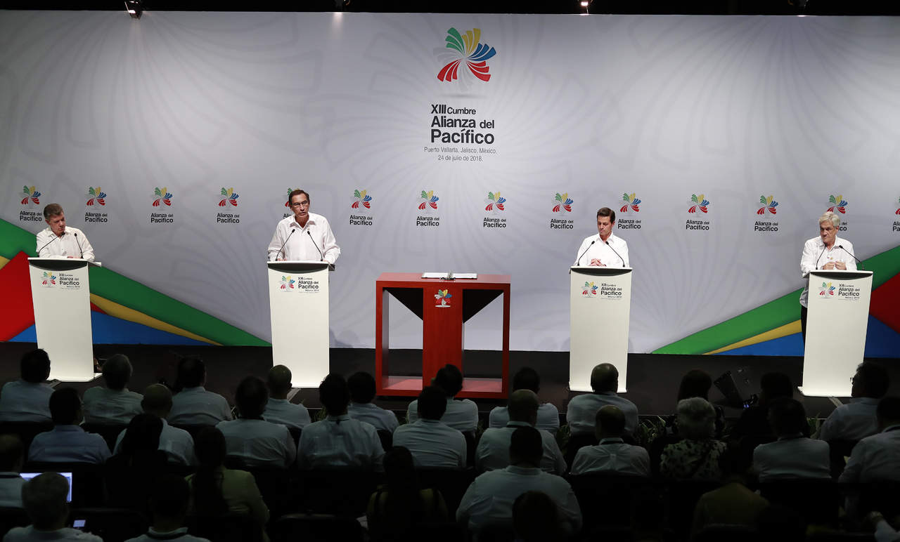 Al suscribir la 'Declaración de Puerto Vallarta', el Presidente de México señaló que en este encuentro se logró 'un acercamiento largamente anhelado' entre las cuatro naciones que integran la Alianza del Pacífico, con las naciones del Mercosur. (EFE)
