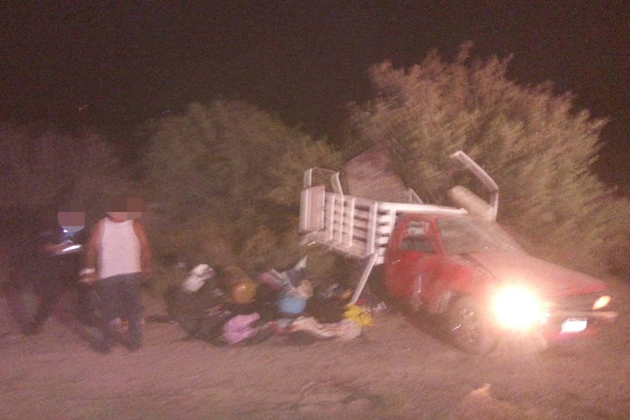 Volcadura. Familia de Torreón sufre volcadura en Ceballos.