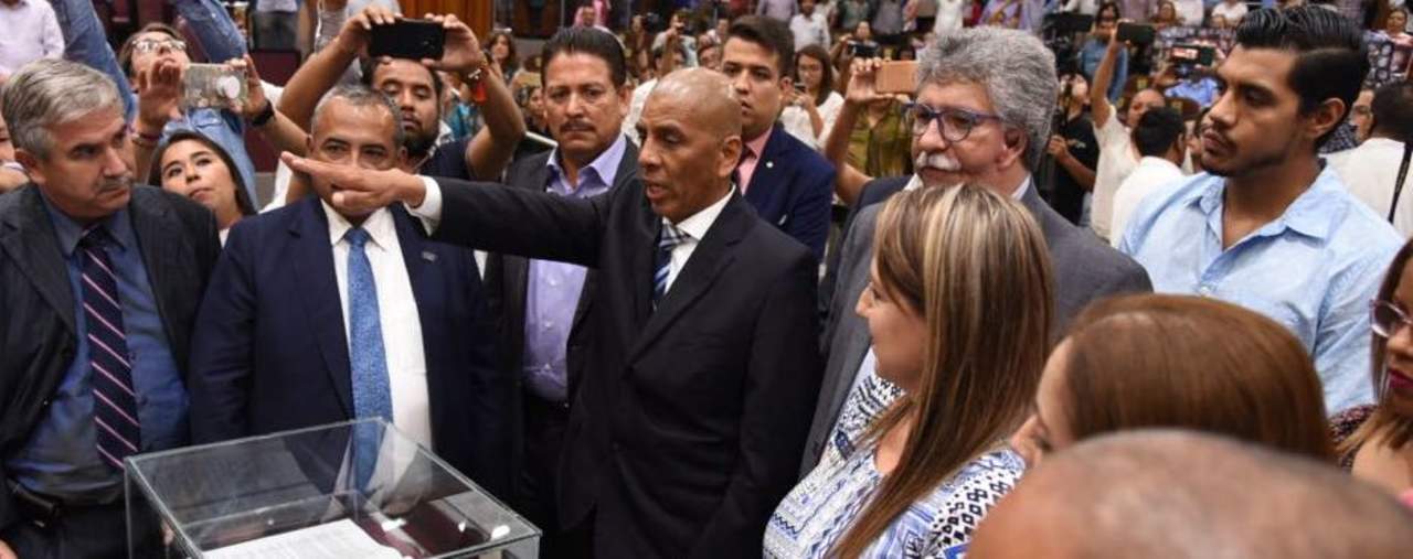  La alianza del PAN con el PRD logró en un cuarto intento nombrar a Even Torres Zamudio como nuevo fiscal Anticorrupción para un periodo de cinco años, pese a las protestas de la oposición que acusó violación a la convocatoria. (TWITTER)