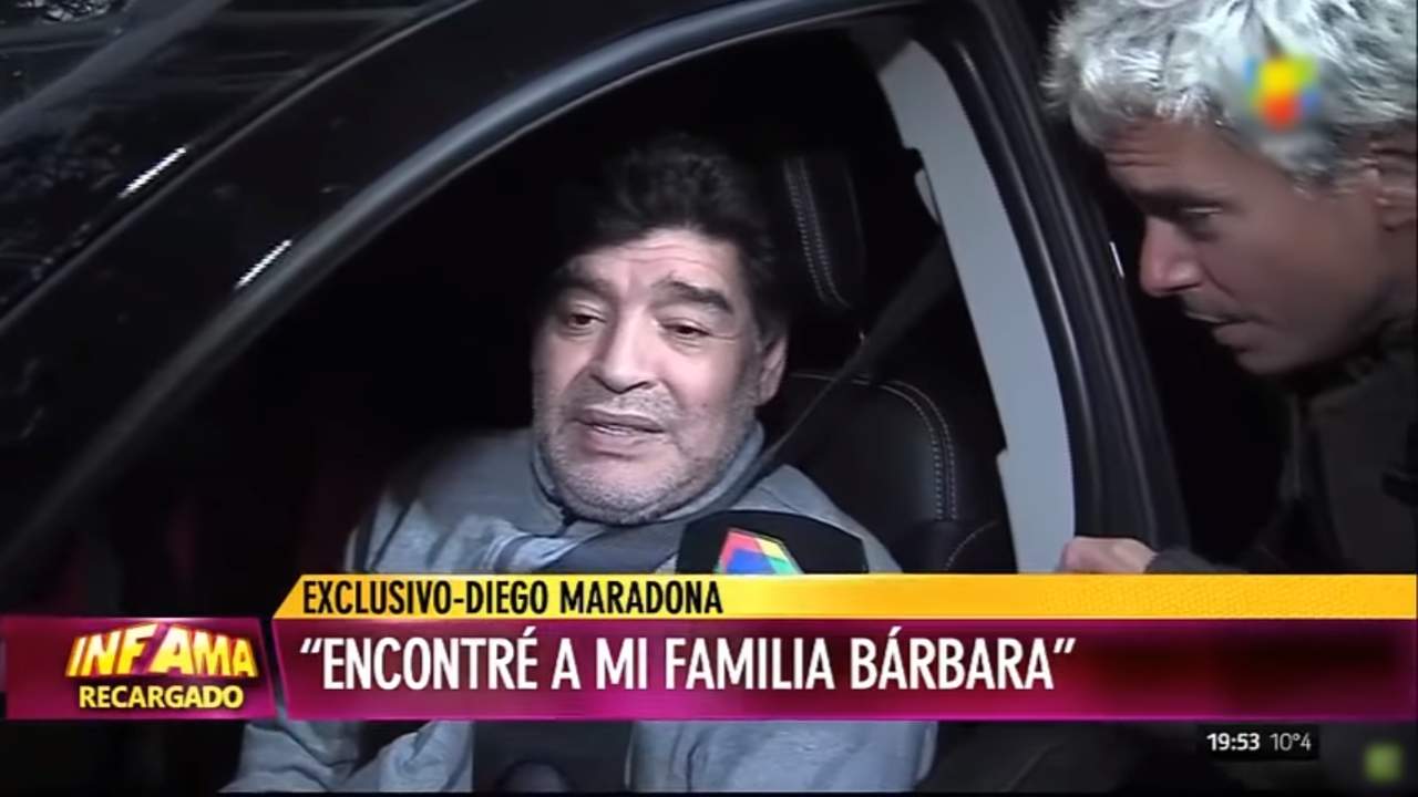 El exfutbolista argentino Diego Maradona apareció frente a las cámaras en un estado inconveniente. (Especial)