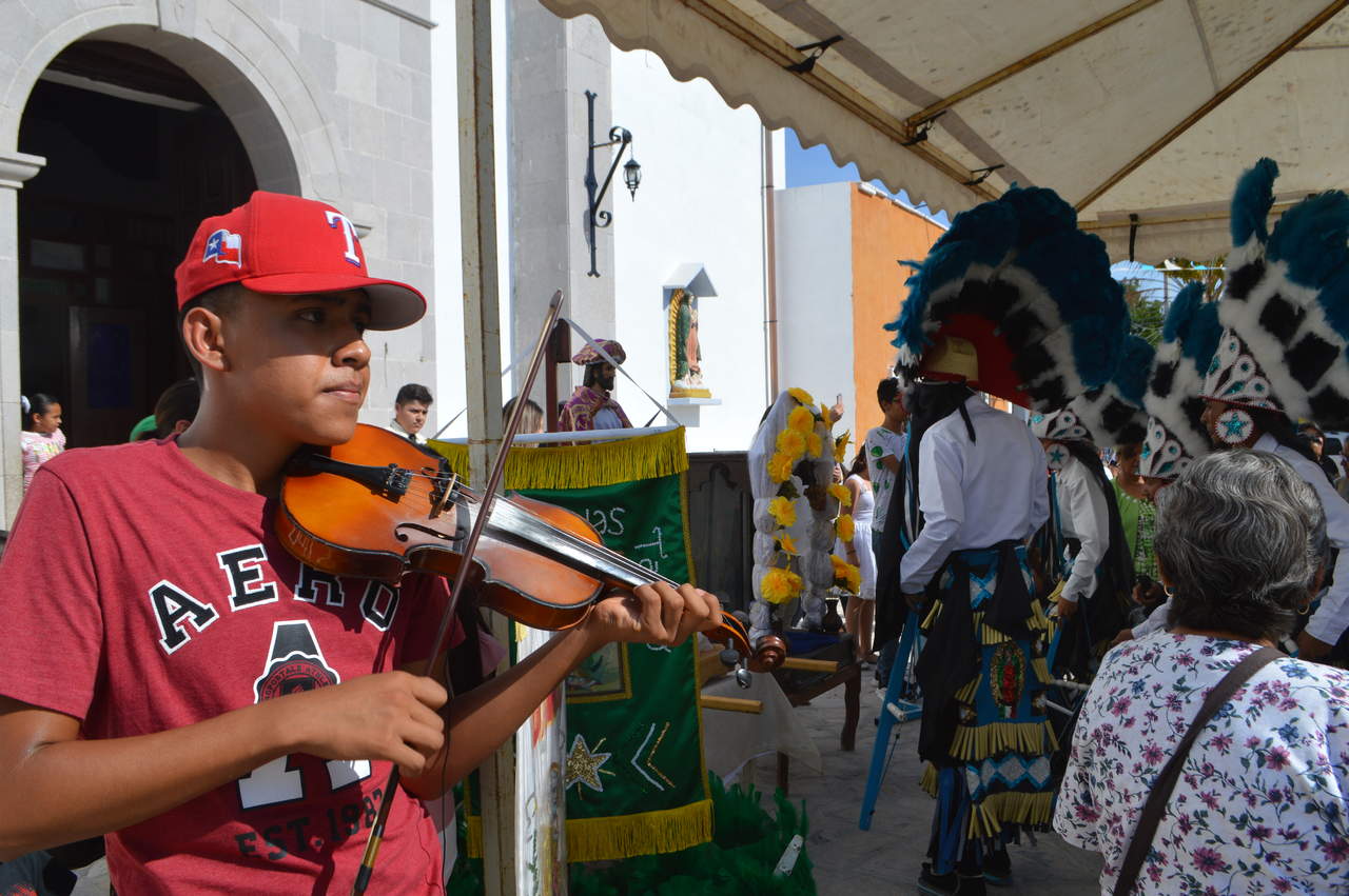 Al son del tambor y violín los grupos de baile se formaron en la entrada de la parroquia de Santiago Apóstol. (EL SIGLO DE TORREÓN)