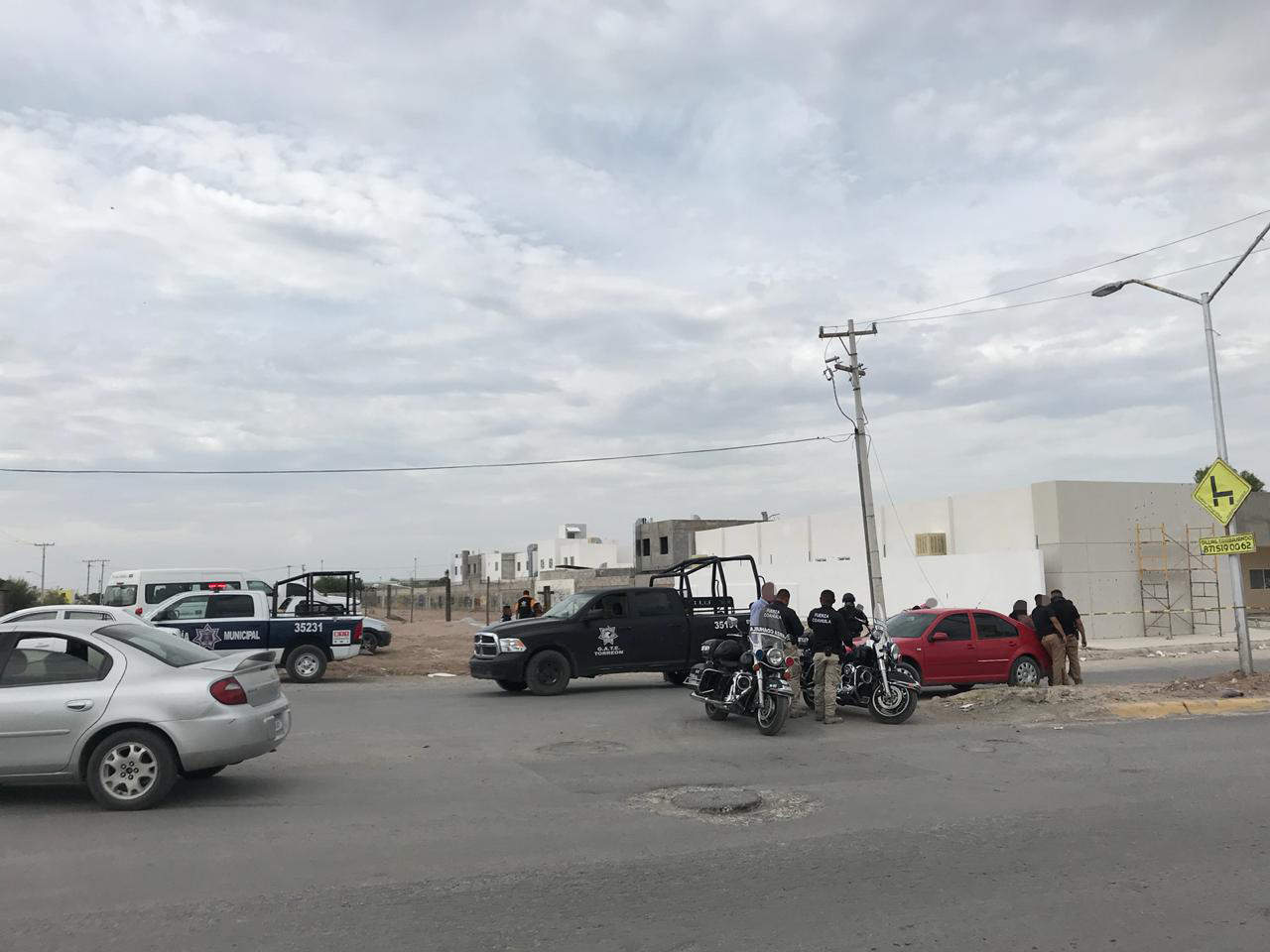 Elementos de la Dirección de Seguridad Pública Municipal, Fuerza Coahuila, Fuerza Metropolitana y del Grupo de Armas y Tácticas Especiales (GATE) cerraron parcialmente la vialidad. (EL SIGLO DE TORREÓN)