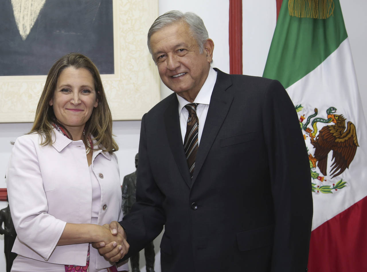 Reunión.  Chrystia Freeland, se reunió ayer con Andrés Manuel López Obrador. (EFE)