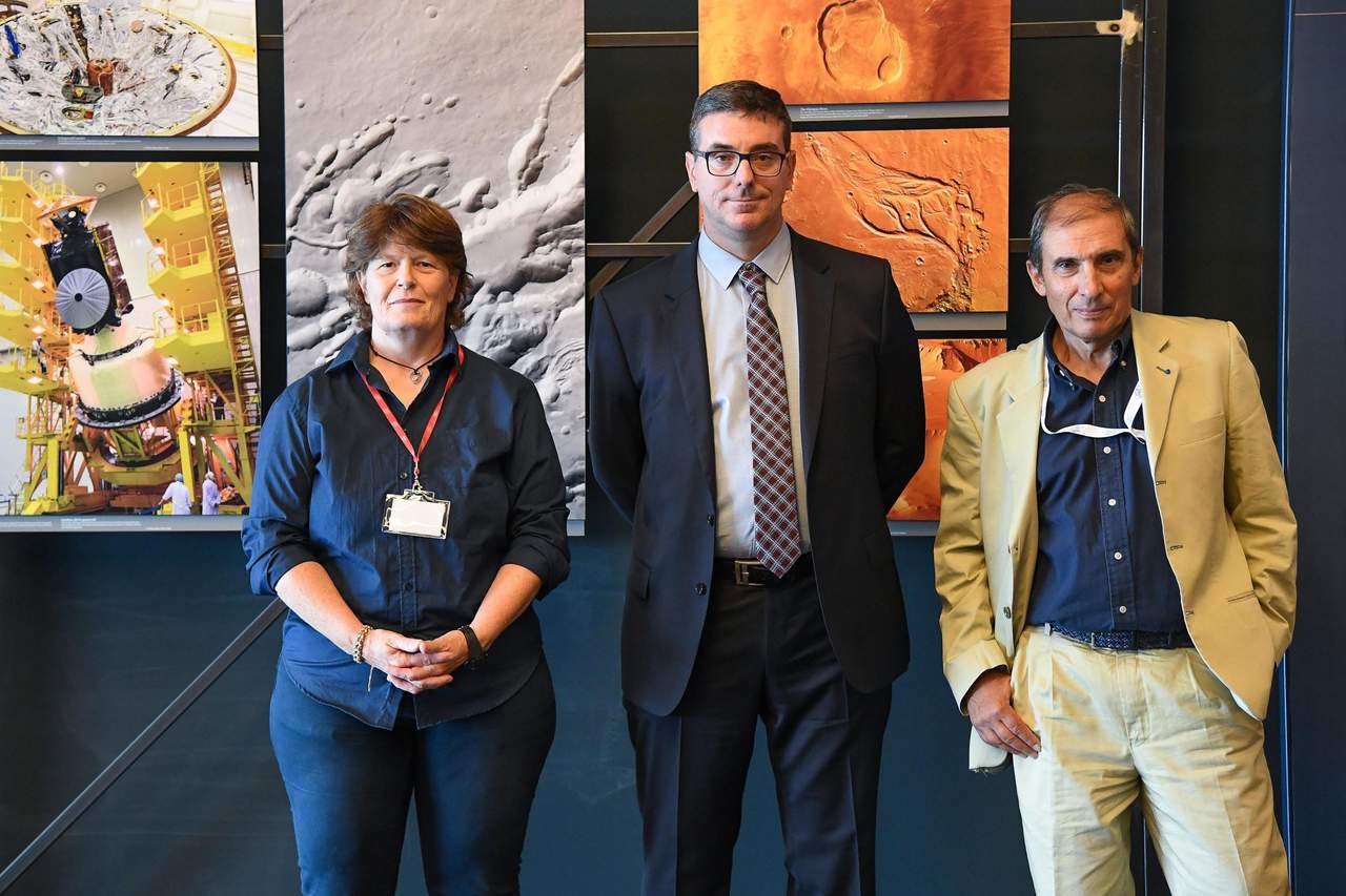 (De izq a dcha) Los astrofísicos italianos Elena Pettinelli, Roberto Orosei y Enrico Flamini posan tras ofrecer una rueda de prensa en la sede de la Agencia Espacial Italiana (ASI) en Roma (Italia) hoy, 25 de julio del 2018. Tras años de debates sobre si hay agua líquida en Marte, un equipo italiano ha comprobado la existencia de un lago subterráneo, líquido y salado, bajo una capa de hielo, lo que era una de las misiones de la sonda Mars Express de la Agencia Espacial Europea (ESA) enviada al planeta rojo. (EFE)