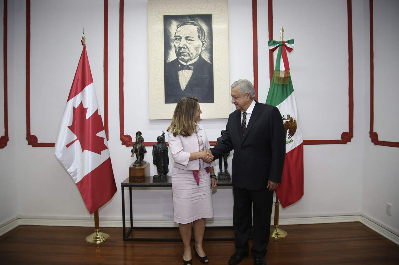 En una reunión privada, Andrés Manuel López Obrador, virtual presidente electo, externó su disposición a la canciller de Canadá, Chrystia Freeland, de que el Tratado de Libre Comercio de América del Norte (TLCAN) debe permanecer como un acuerdo trilateral. (EFE)