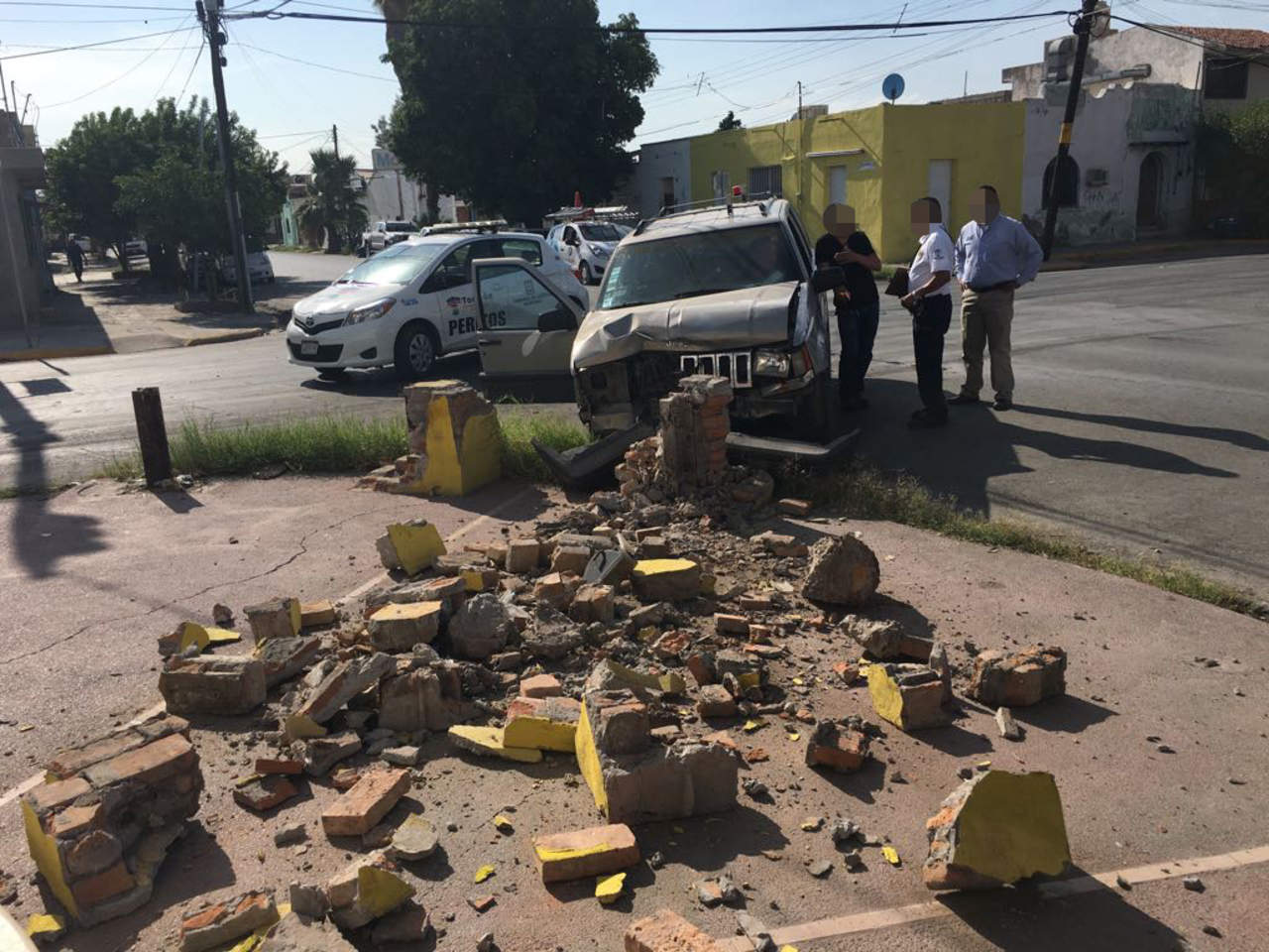 El vehículo sedán se impactó contra la camioneta y la proyectó contra la banqueta, donde chocó contra las protecciones de concreto. (EL SIGLO DE TORREÓN)
