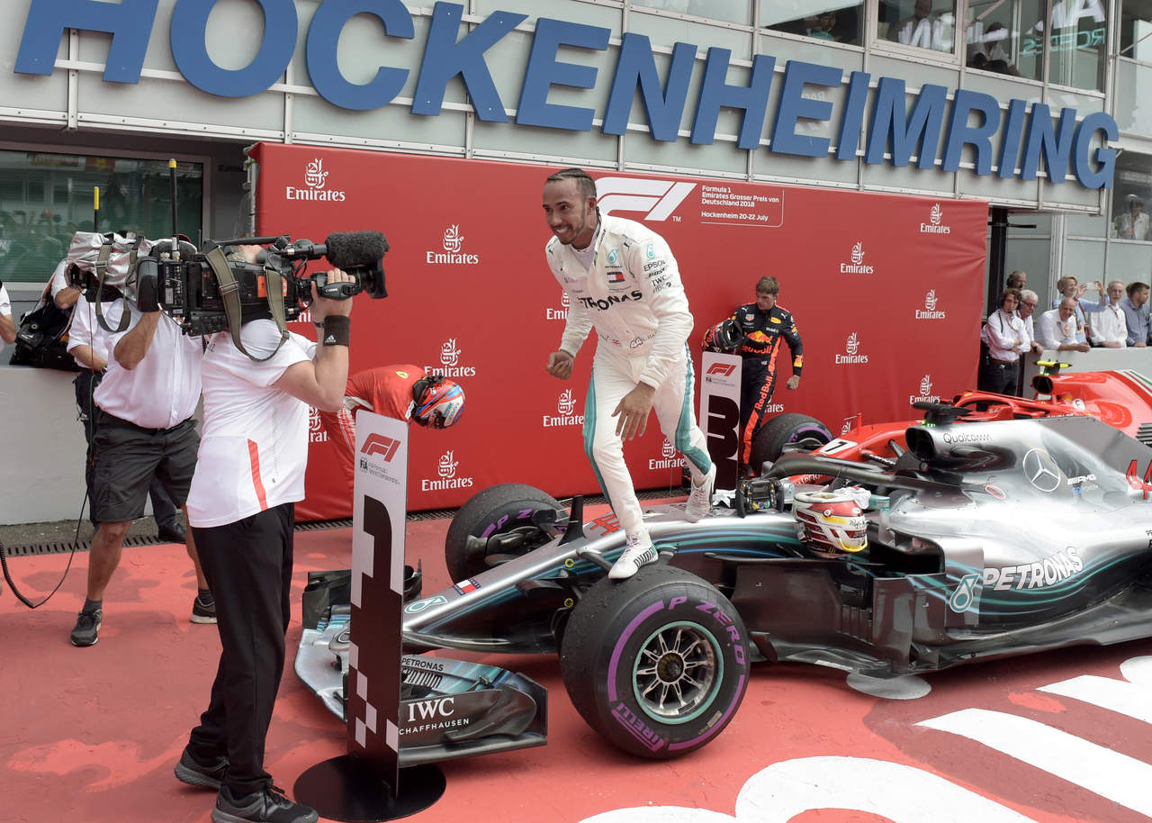 El piloto de Mercedes y vigente campeón le ganó el fin de semana pasado a Sebastián Vettel en el Gran Premio de Alemania, pero solo con un golpe de suerte luego que su principal rival chocara cuando iba adelante. (AP)