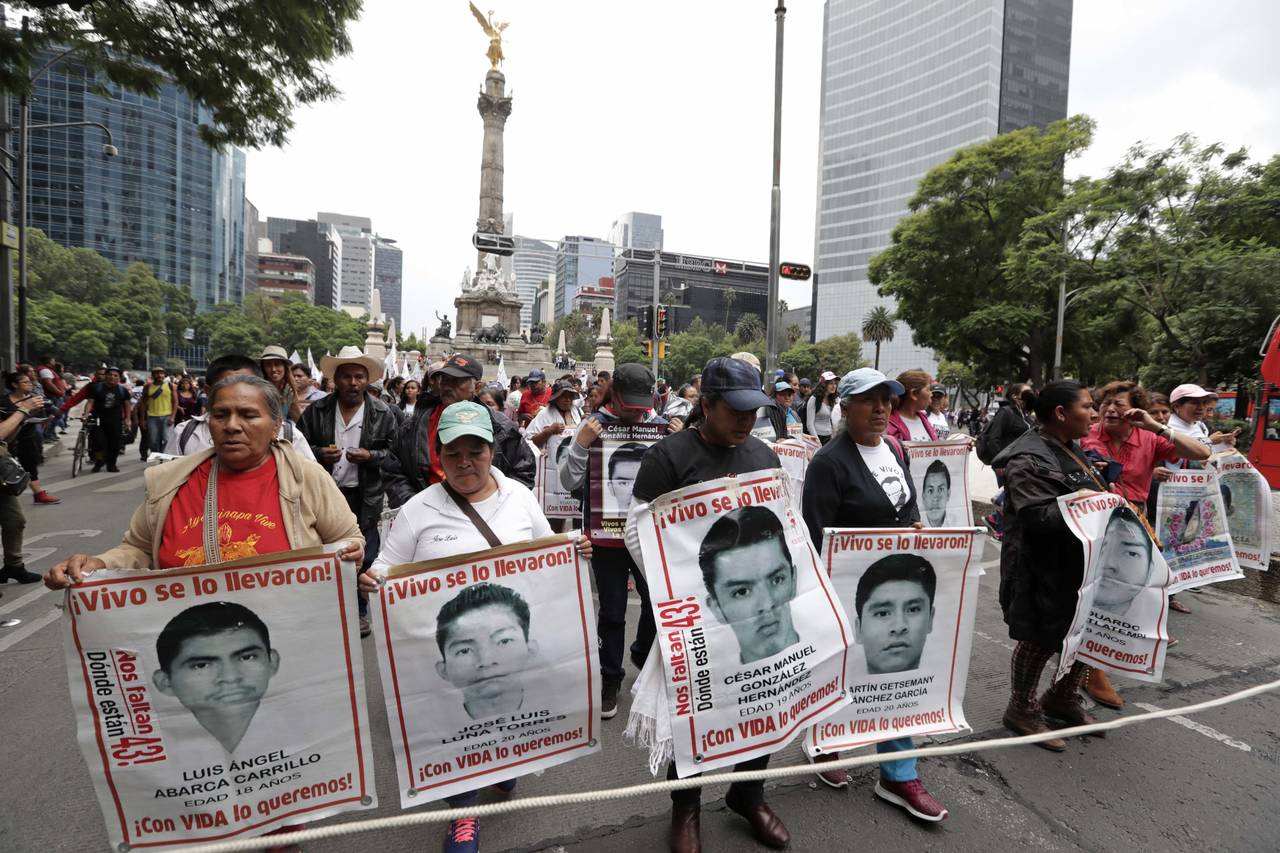 Contingente. Padres y familiares de los 43 marcharon ayer, a 46 meses de la desaparición de los estudiantes. (AGENCIAS)