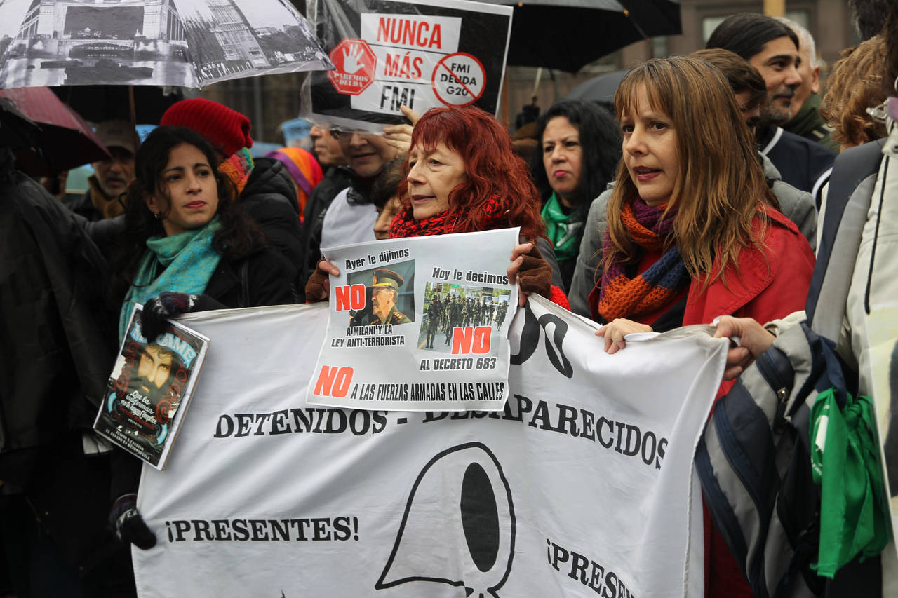 Cambio. Miles se manifestaron ayer en Buenos Aires por la decisión presidencial de integrar a militares en seguridad interior. (EFE)