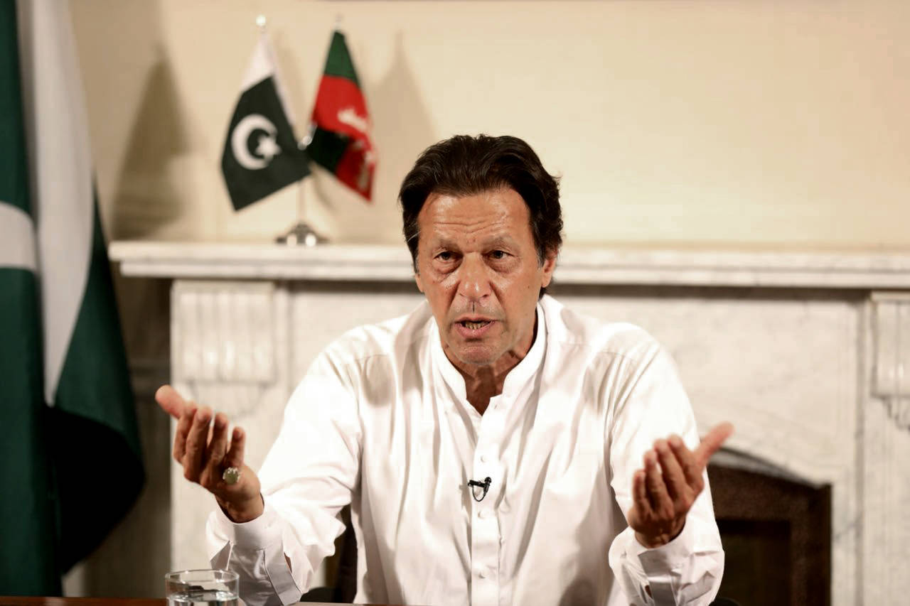 Se adelanta. El anuncio de Khan se produce antes de que Comisión Electoral divulgue resultados. (AP)
