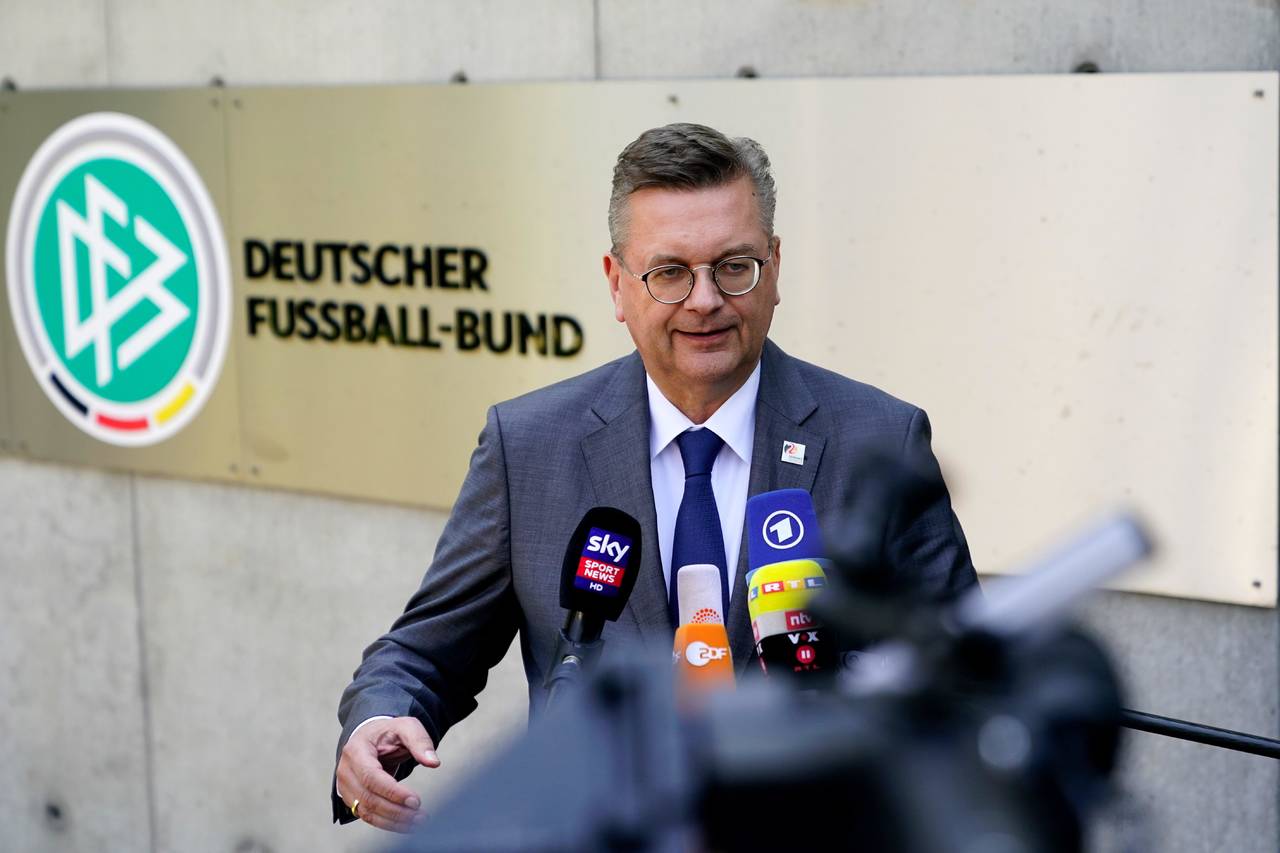 El presidente de la federación alemana de futbol, Reinhard Grindel, durante una rueda de prensa en Francfort. Admiten errores en caso Ozil