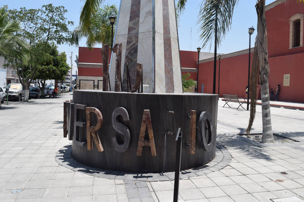Inversión. El obelisco de ónix dedicado a los 110 años de la ciudad ya no tiene algunas de las piezas; la pasada administración aplicó más de un millón de pesos a este paseo público. (EL SIGLO DE TORREÓN)