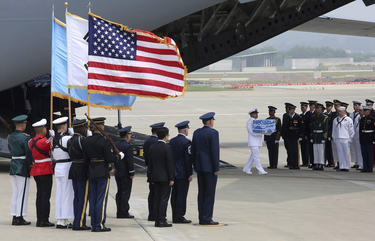 La repatriación de los restos de soldados estadounidenses fue uno de los acuerdos alcanzados durante una histórica cumbre entre el presidente de Estados Unidos, Donald Trump, y el líder norcoreano, Kim Jong Un. (AP)