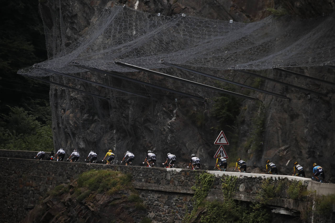 El grupo de líderes, con Geraint Thomas portando la casaca amarilla de líder general, en el descenso del Col du Tourmalet durante la 19na etapa del Tour de Francia. (AP)