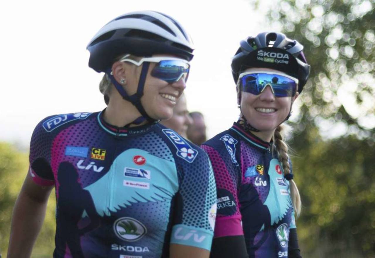 Tetiana Kalachova, izquierda, y Christine Michelet, integrantes de un equipo femenino de ciclistas amateurs que recorren el Tour de France para promover y abogar por la reanudación del tour femenino. Trece mujeres completan Tour. (ARCHIVO)