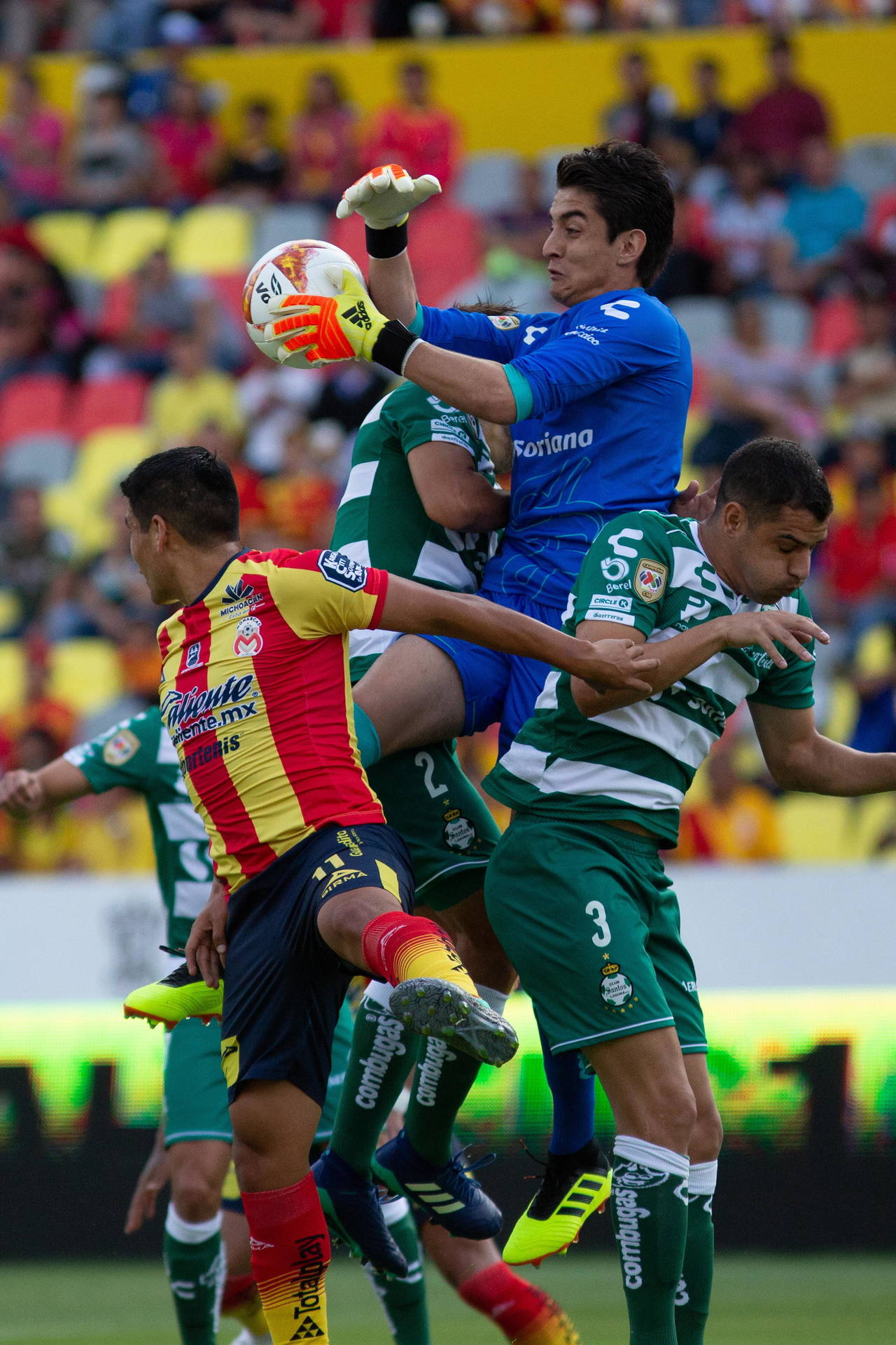 El jugador de Morelia Irven Ávila (i), y el guardameta Carlos Acevedo (d), de Santos pelean por el balón, durante el juego correspondiente a la jornada 2 del torneo mexicano de fútbol, celebrado en el estadio Morelos, en la ciudad de Morelia. (EFE)