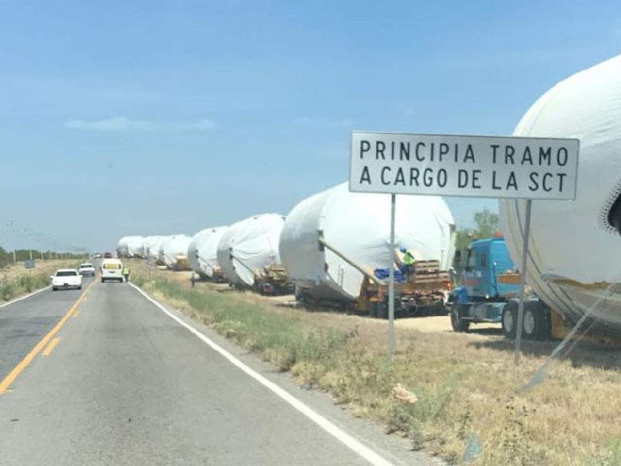Los tanques fueron trasladados por carretera, generando una gran expectación entre los usuarios de las carreteras federales número 2.
