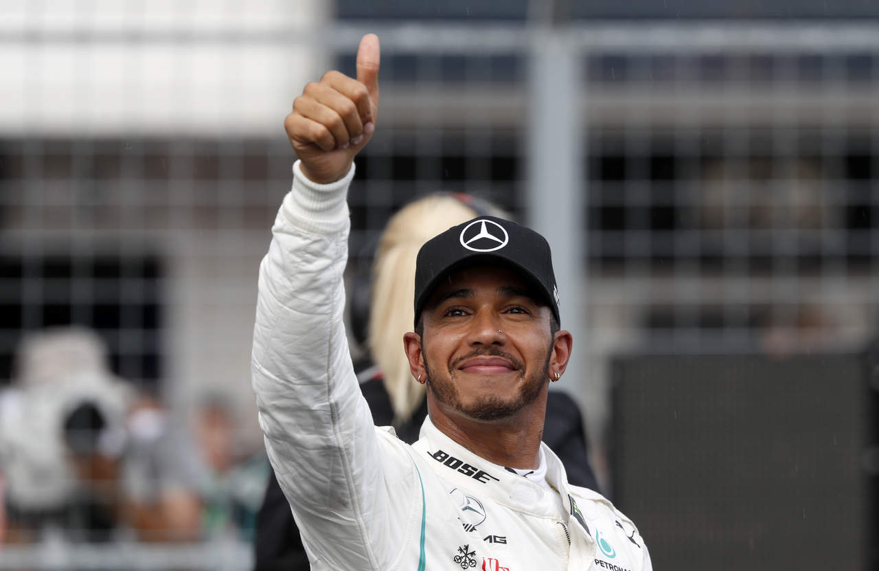 Lewis Hamilton celebra luego de obtener la ‘pole’ en el Gran Premio de Hungría, es la número 77 en su carrera. (AP)