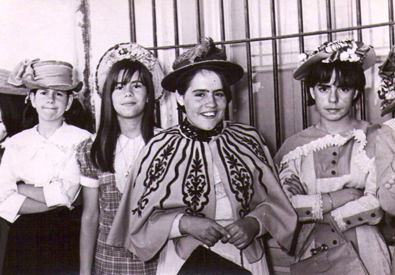Gabriela y Bertha Chacón L., BeatrizAgüero y TitaMadero T., damitas parrenses, en un receso en la filmación.