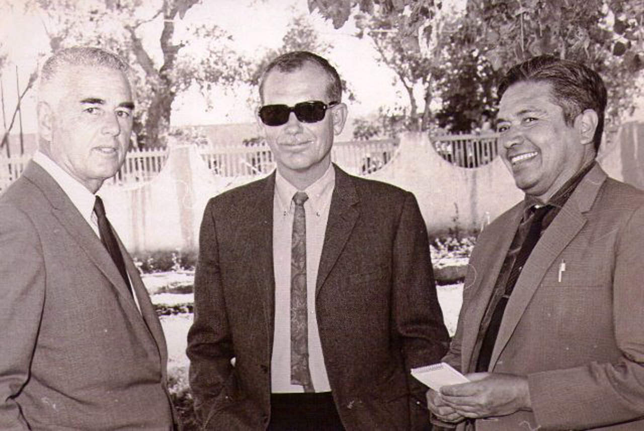 Lucien Ballard, director de fotografía, y Sam Peckinpha, con el señor Juan Contreras, corresponsal de El Siglo en Parras.