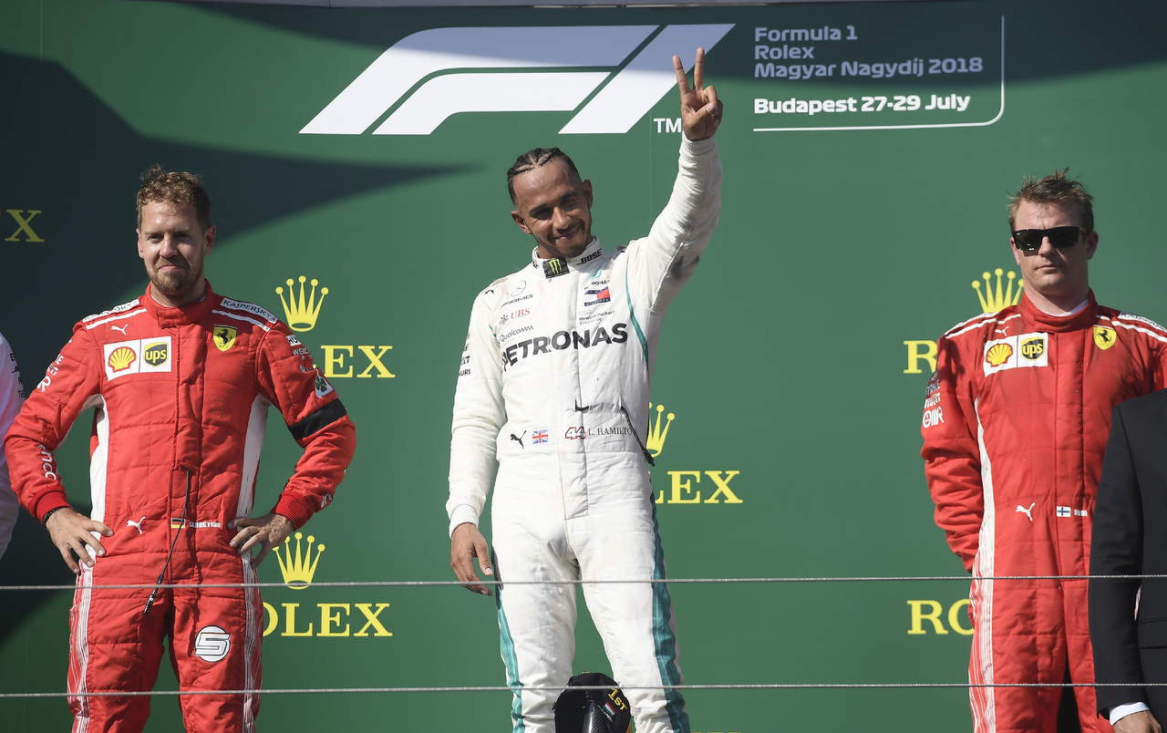 El piloto británico reafirma su posición en el mundial de automovilismo sobre su principal seguidor, el alemán Sebastián Vettel.