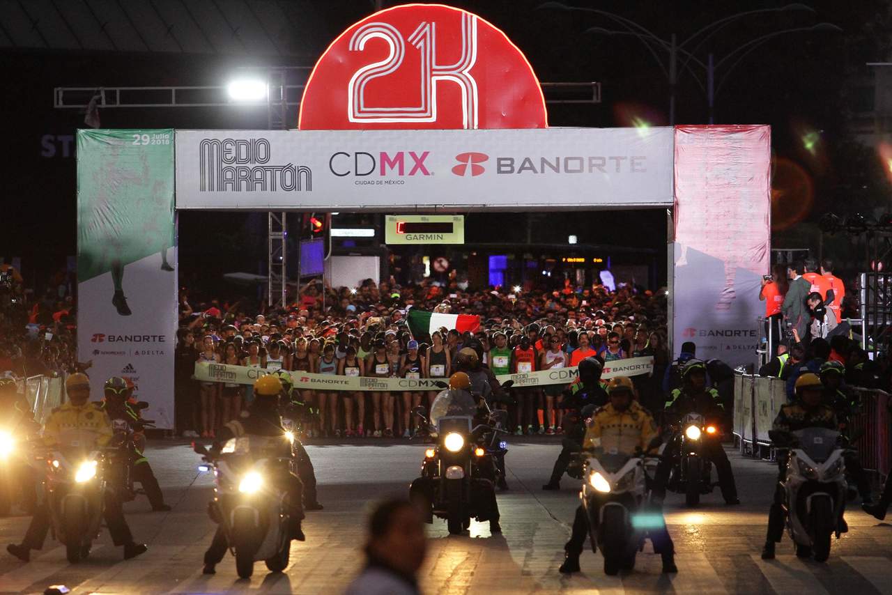 Los más de 25 mil atletas recorrieron las principales avenidas de la Ciudad de México.