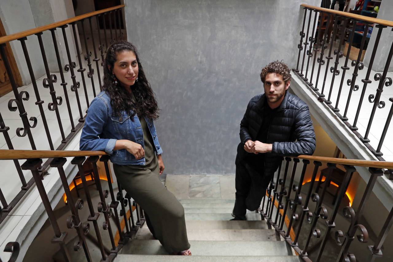 Producción. Los hermanos Santiago y Mariana Arriaga dirigen un corto que sigue la ruta del arma de un asesino. (ARCHIVO)