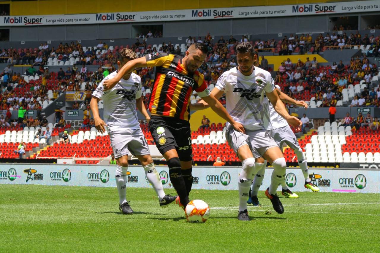 Ismael Váladez pelea un balón en la cancha del Estadio Jalisco. (Especial)