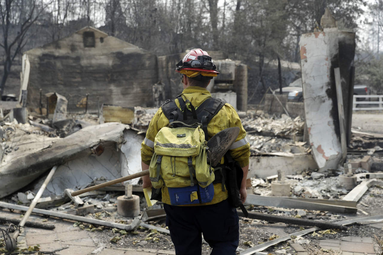 Combate. Unos 3 mil 500 bomberos combaten el incendio llamado ‘Carr’, en el norte del estado de California. (AP)