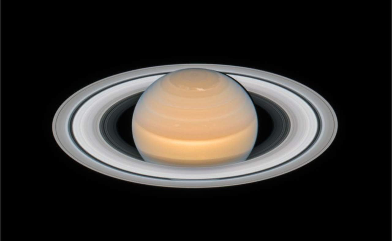  El Telescopio Espacial Hubble de la NASA tomó una imagen de Saturno, cuando estaba cerca de su inclinación máxima hacia la Tierra, la cual deja ver en todo su esplendor el sistema de anillos que lo rodea. (TWITTER/@NASAHubble)