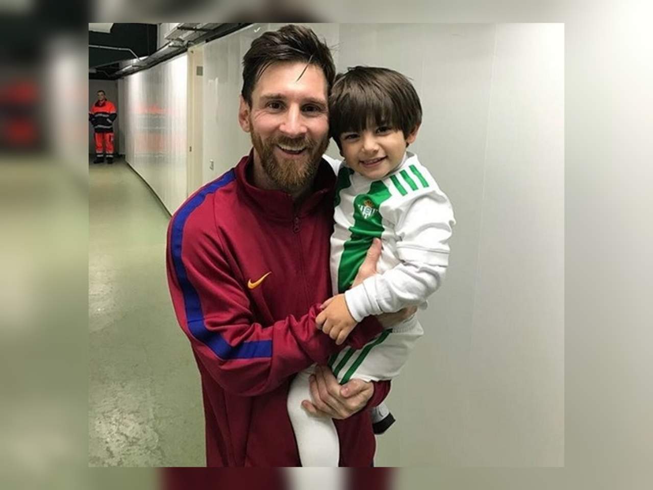 El astro argentino se tomó la foto con Máximo, hijo del mediocampista mexicano Andrés Guardado, luego del partido entre ambos en LaLiga. (Especial)