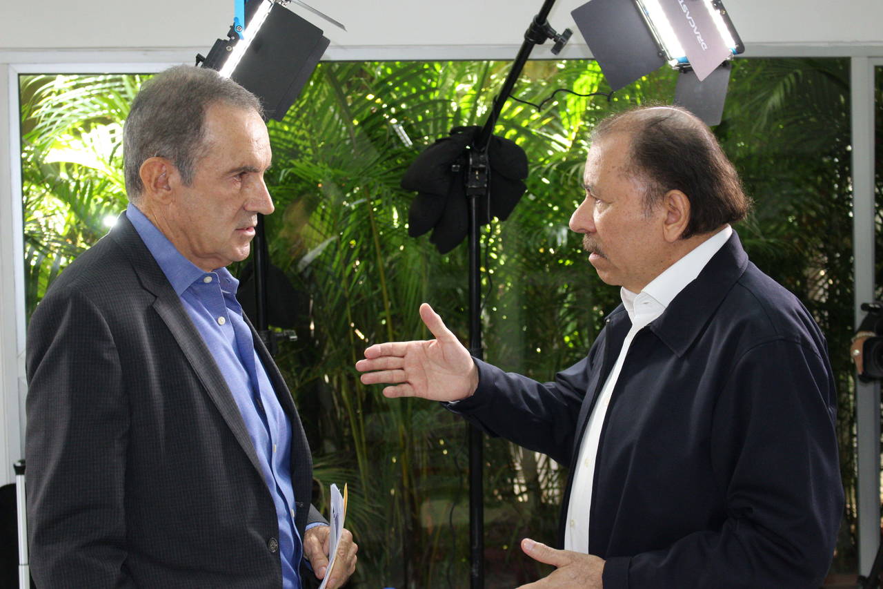 Versión. Daniel Ortega (Der.) dijo que hay 'una guerra mediática poderosa' al periodista Andrés Oppenheimer (Izq.). (EFE)