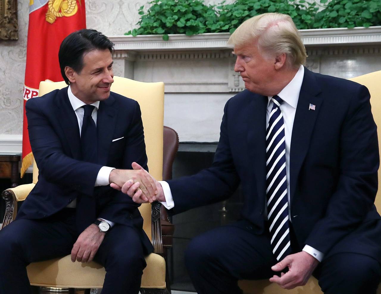 De acuerdo. Trump se reunió ayer con el primer ministro italiano Giuseppe Conte (Izq.) en la Casa Blanca. (EFE)