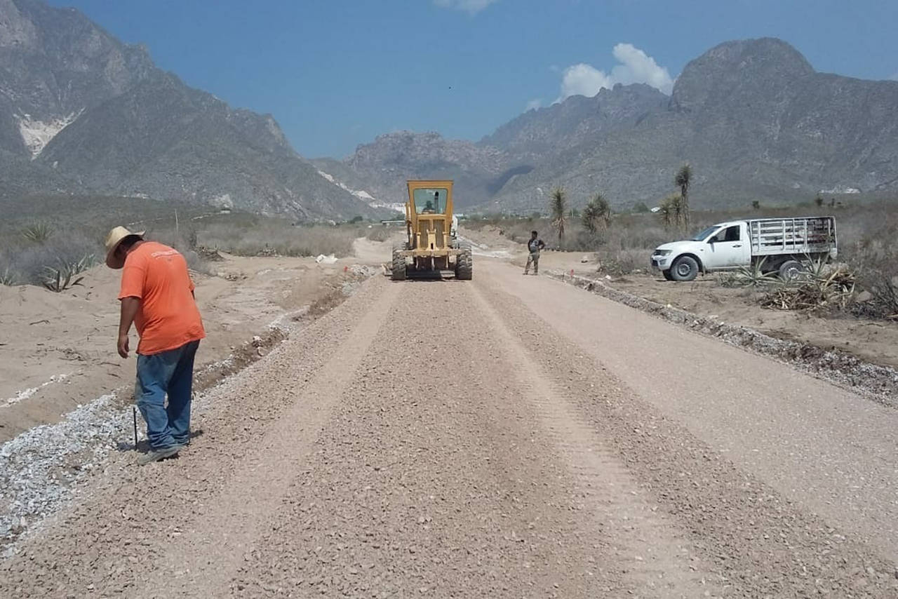 Avances. Continúan trabajando en la construcción de la carretera La Mina-La Luz de la zona rural de Lerdo.