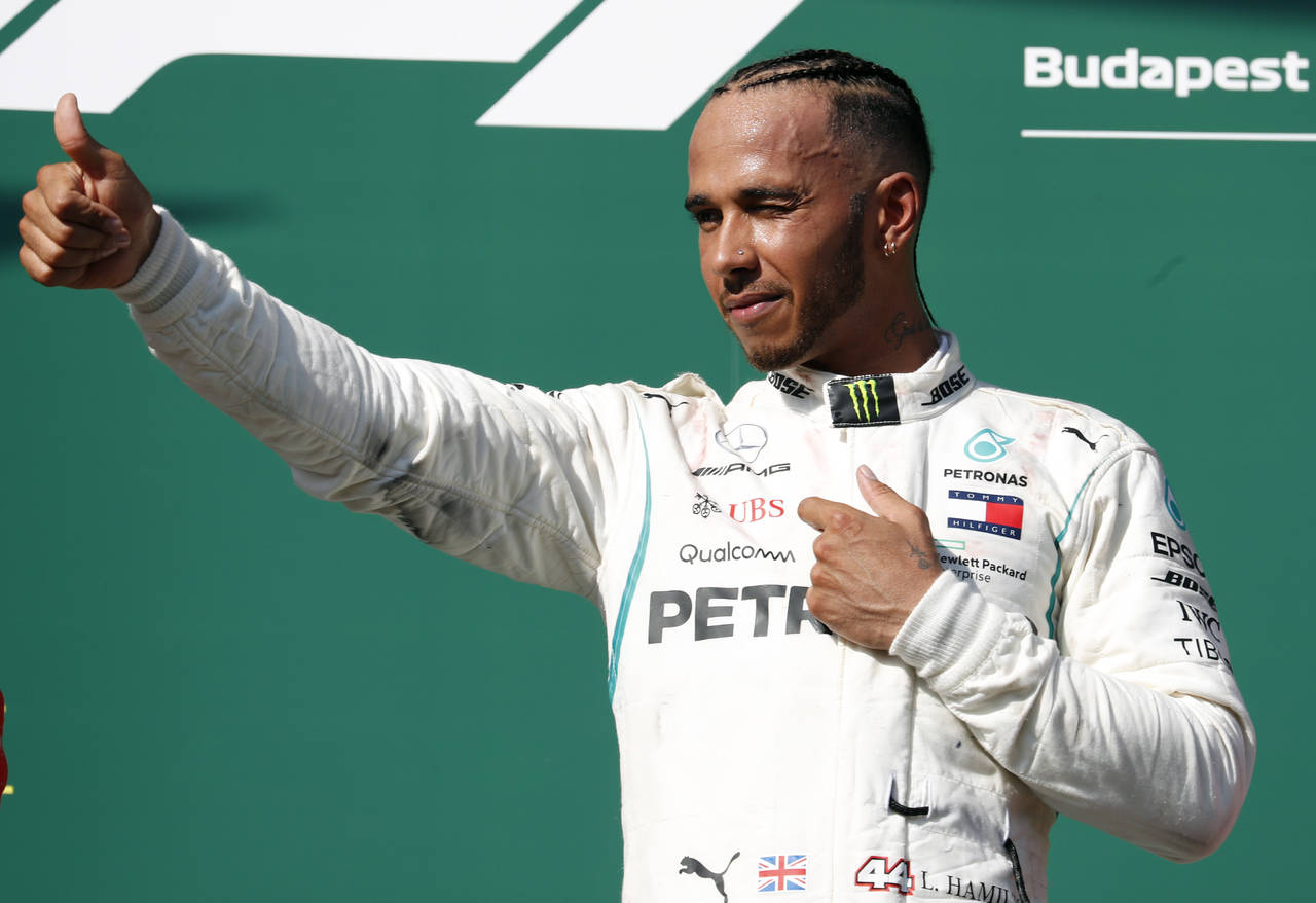 Lewis Hamilton ganó las últimas dos carreras de la Fórmula Uno para volver al primer lugar. (AP)