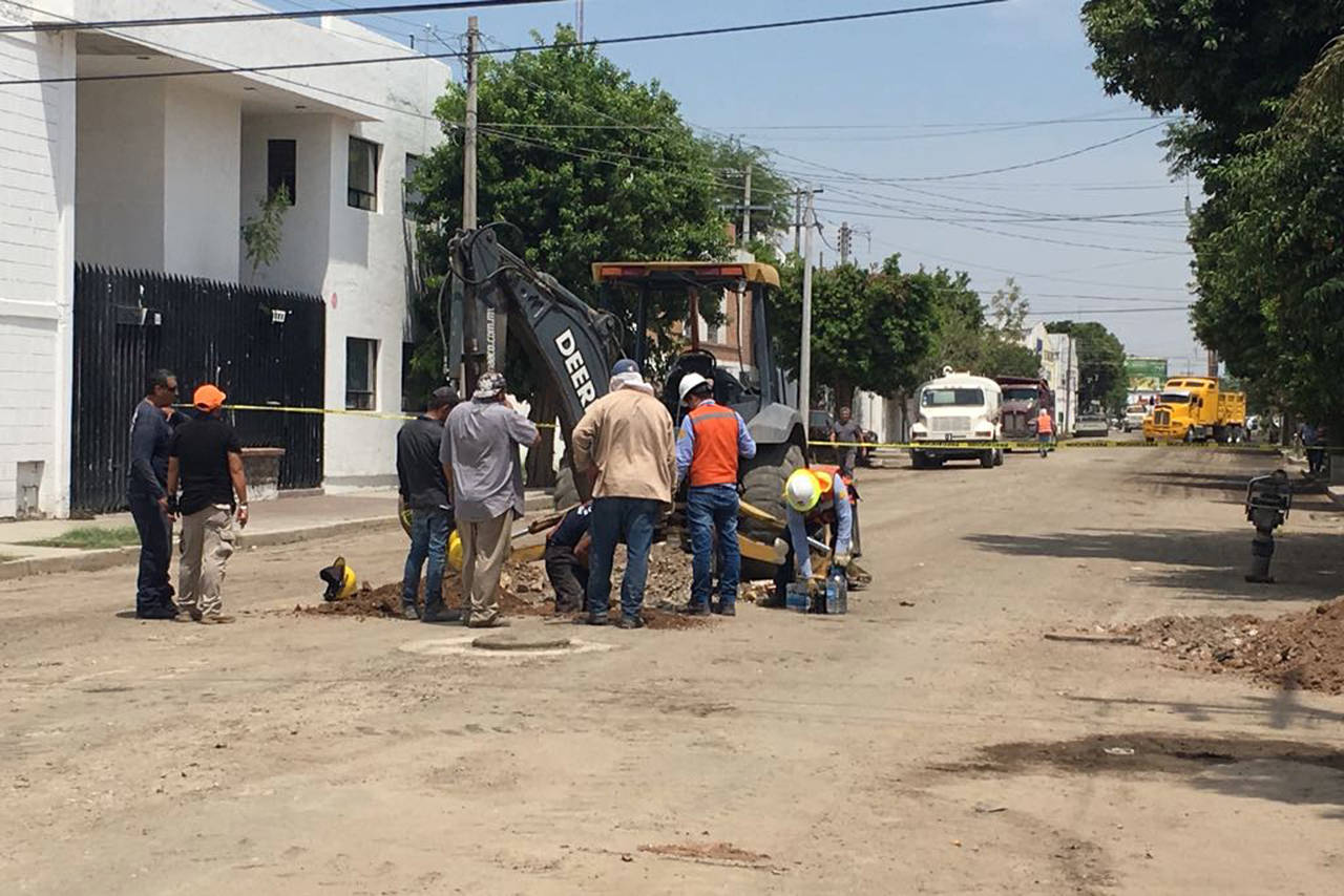 Reparación. El personal de Protección Civil municipal y Bomberos trabajó en la reparación de la fuga. 