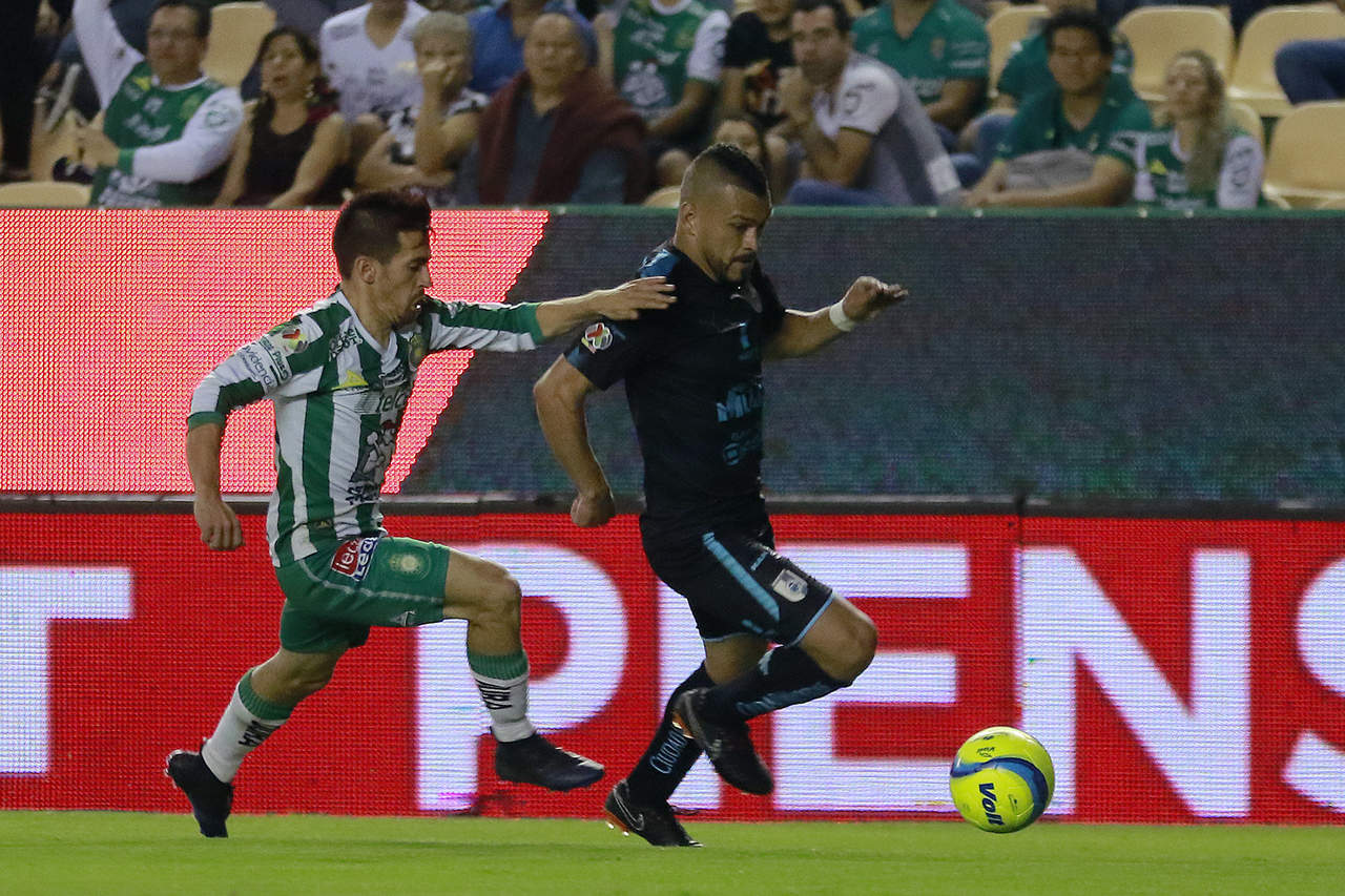 Miguel Samudio y Fernando Navarro disputan un balón en el duelo del Clausura 2018 entre Querétaro y León. (Jam Media)