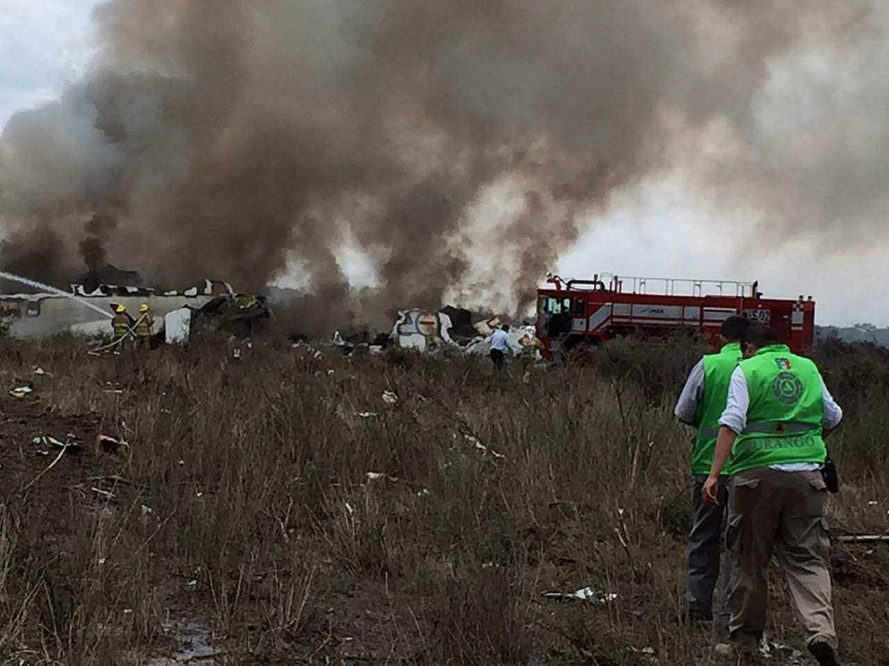 El avión E190 de Aeroméxico se accidentó cerca de las 15:00 horas locales (21:00 GMT) del martes, poco después de despegar del aeropuerto de Durango, con 103 personas a bordo, de ellos 97 pasajeros, sin víctimas fatales. (ARCHIVO)
