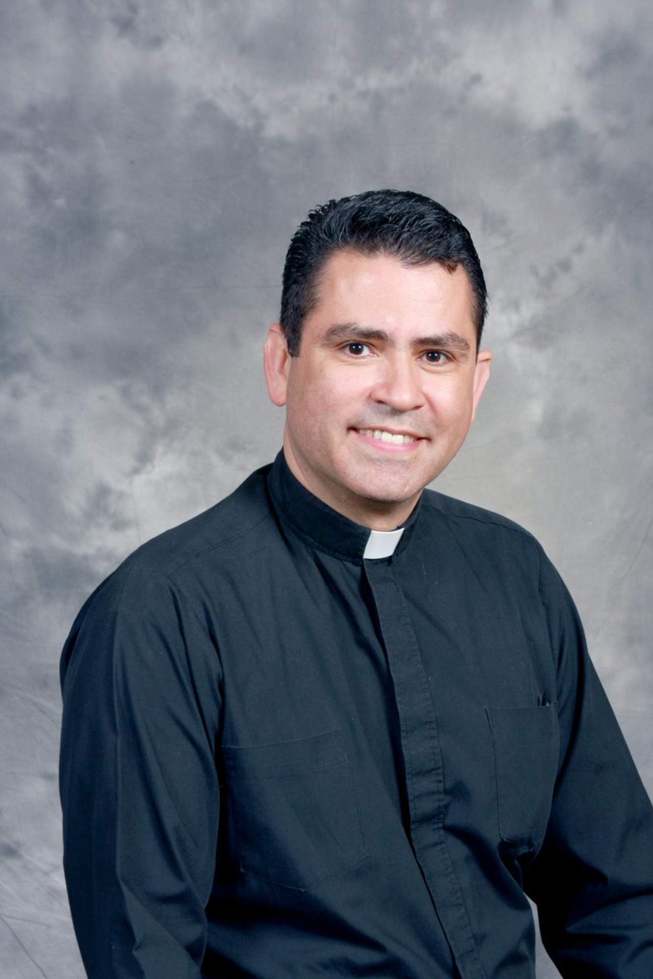 La Arquidiócesis Católica de Chicago informó el miércoles que el reverendo Ezequiel Sánchez sufrió algunas lesiones debido al accidente del martes en la tarde. (TWITTER) 