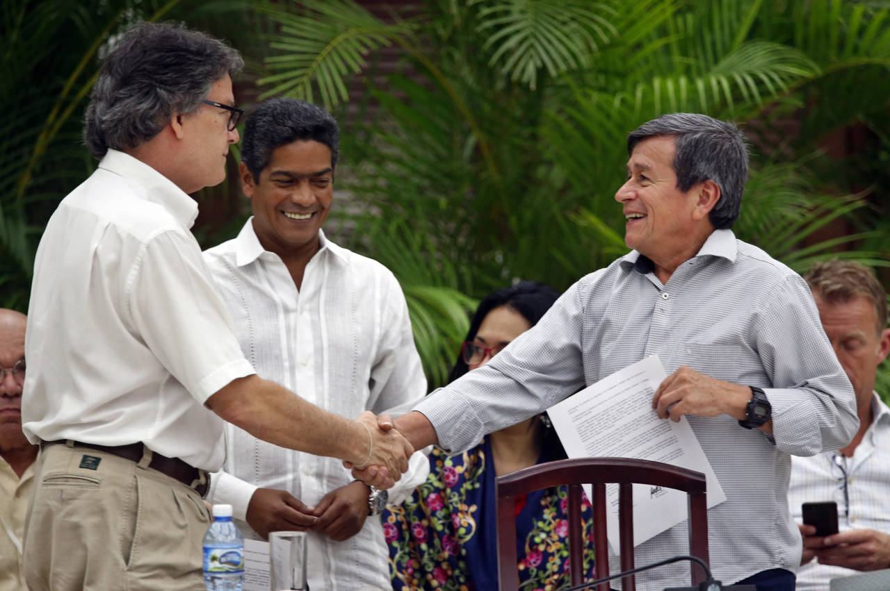 Sin fin. El jefe negociador del gobierno colombiano, Gustavo Bell (Izq.), estrechó la mano del comandante del ELN Israel Ramírez Pineda (Der.), alias Pablo Beltrán, ayer en La Habana. (EFE)
