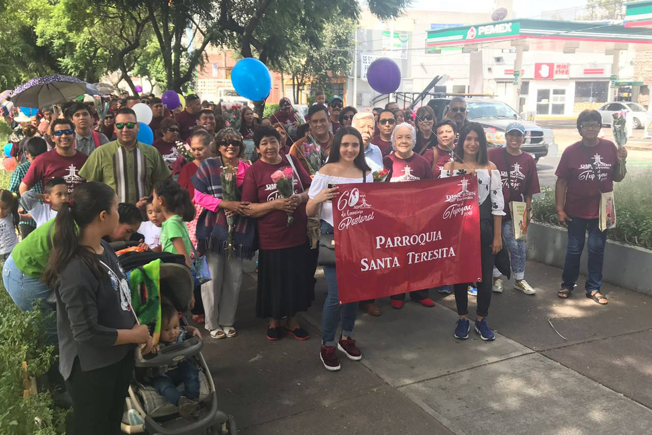 Procesión. Los fieles católicos partieron ayer de la Glorieta de Peralvillo hasta la calzada de Guadalupe, en la Ciudad de México. (EL SIGLO DE TORREÓN)
