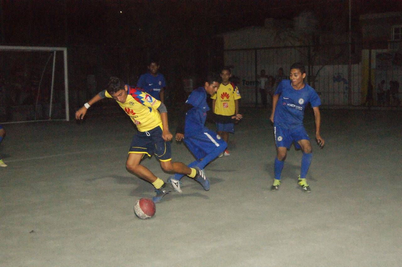 Se espera una noche de grandes emociones en las canchas de Línea Verde, al estar en disputa los campeonatos en 3 categorías. (Especial)