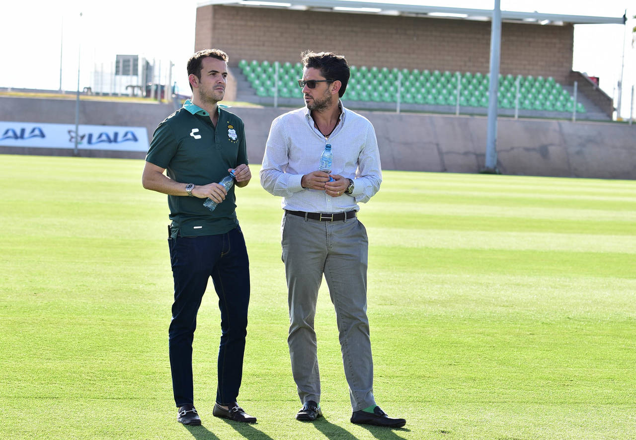 Alejandro Irarragorri (d) observó el entrenamiento de los Guerreros junto José Riestra, vicepresidente de futbol de Santos. (Erick Sotomayor)