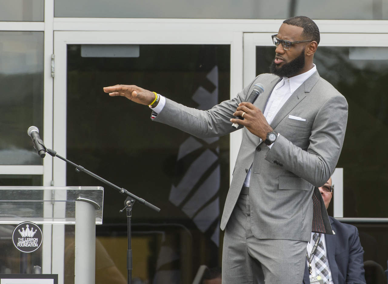 LeBron James durante la inauguración de una escuela que construyó en Cleveland para niños con retraso escolar. (AP)