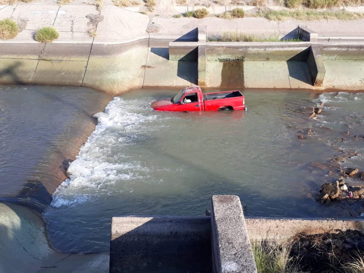 Se trata de una camioneta Silverado, que fue encontrada entre las aguas del canal Sacramento. (EL SIGLO DE TORREÓN) 