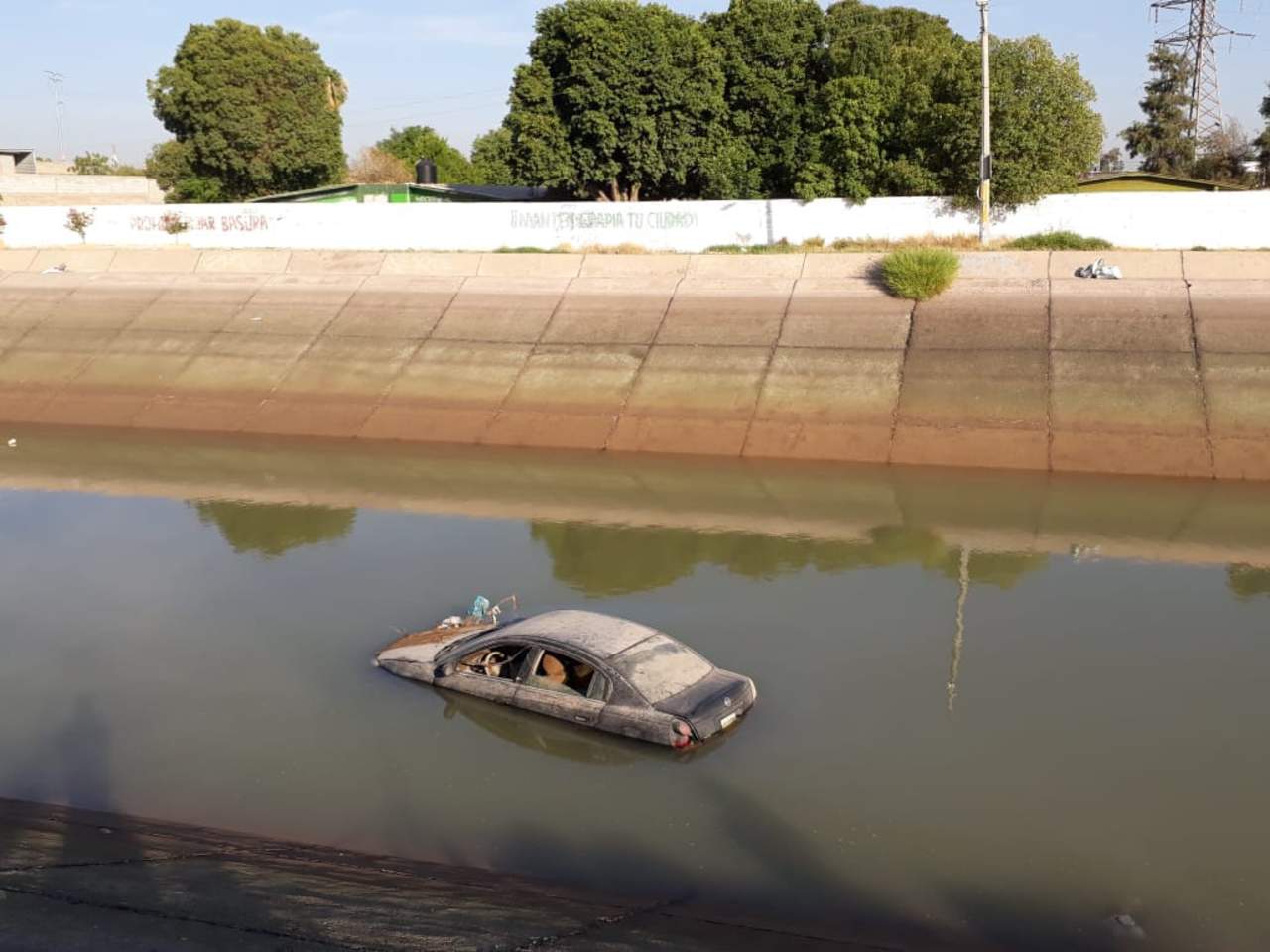 Los vehículos estaban a 600 metros uno del otro, dentro del canal Sacramento. (EL SIGLO DE TORREÓN) 
