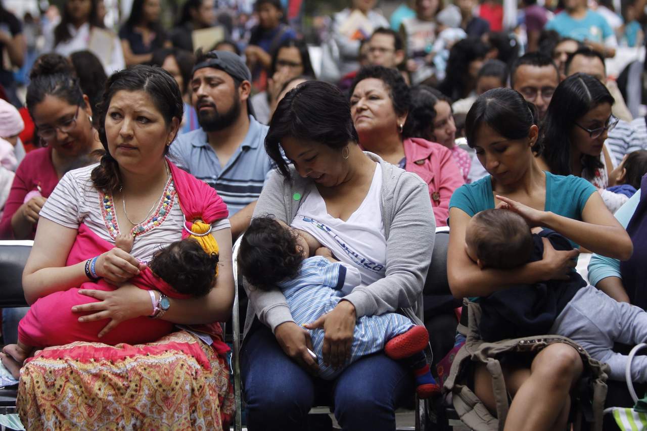 Buscan fomentar la lactancia natural por todos los beneficios que ofrece para los bebés. (ARCHIVO) 