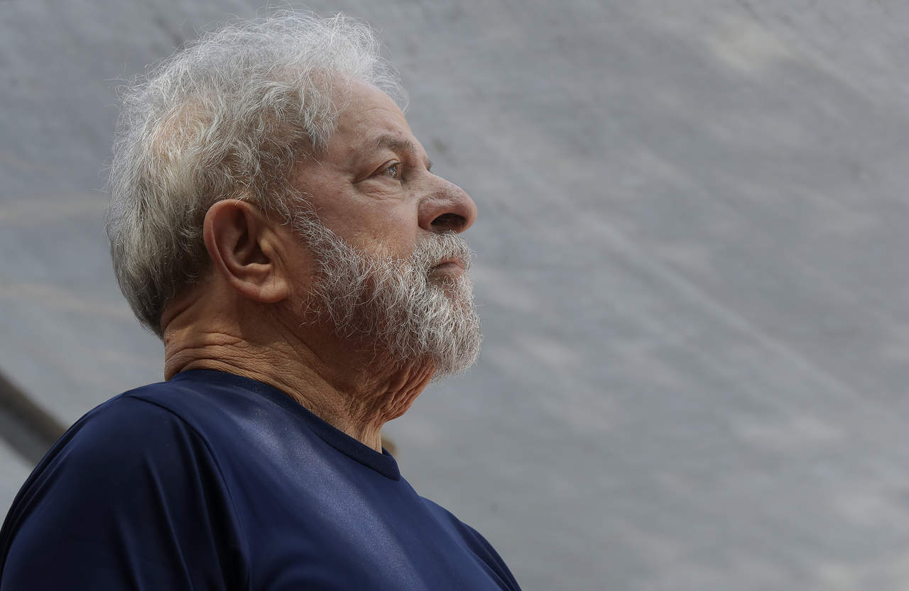 Recluido en una celda en la sede de la policía federal de Curitiba, en el sur del país, Lula da Silva no puede dar entrevistas, pero se mantiene como gran favorito en las encuestas, con algunas proyecciones que le dan hasta un 40 por ciento de los votos. (ARCHIVO)
